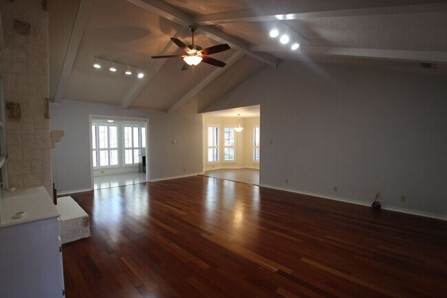 Building Photo - 311 Amberwood Cir