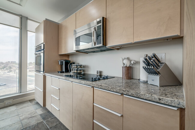 Building Photo - 5900 Mosteller Dr