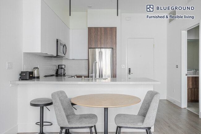 Building Photo - 760 S Serrano Ave