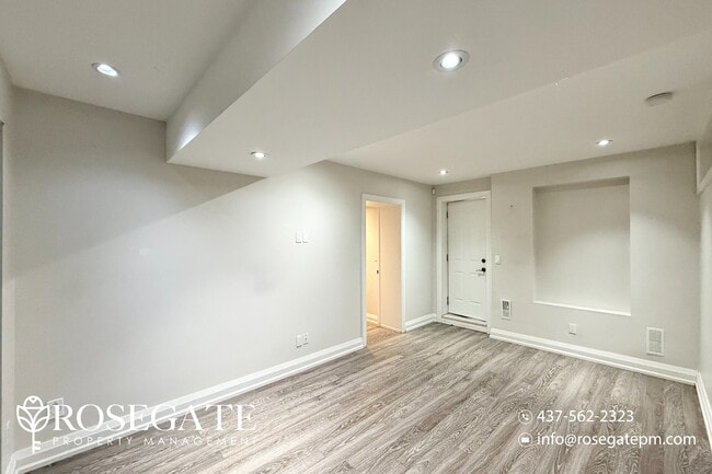 Photo du bâtiment - Spacious 1-Bedroom Apartment in Richmond H...