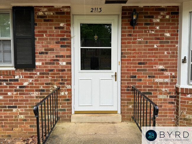 Building Photo - 2113 Woodmont Dr