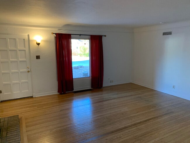 Building Photo - 3922 Mesa Verde Ave NE