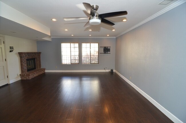 Building Photo - Great Downtown Location!