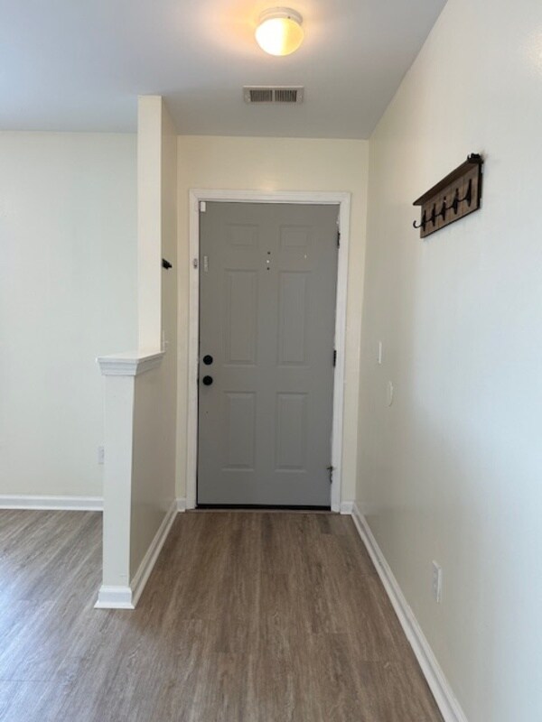 Building Photo - 735 Cottontail Ct S