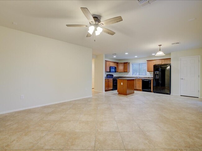 Building Photo - 4 Bedroom 2.5 Bathroom COMMUNITY POOL!