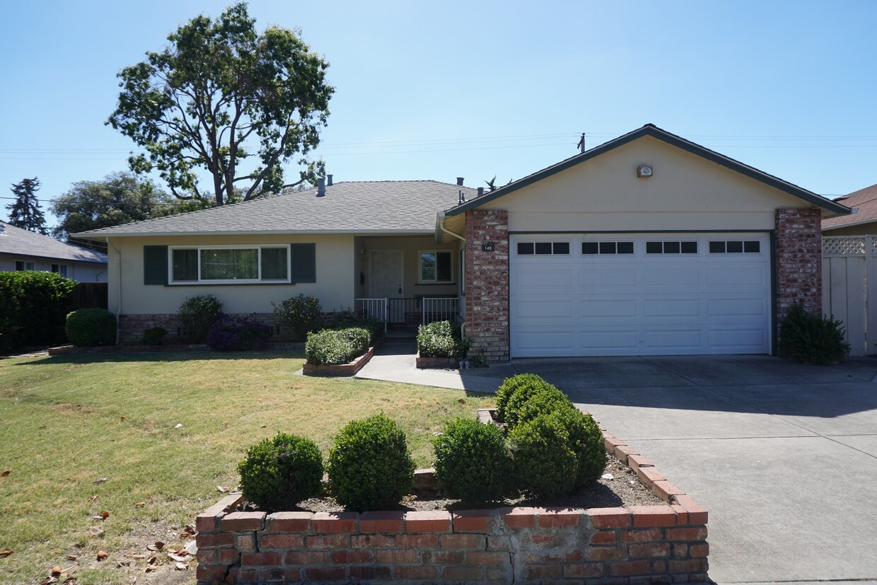 Foto principal - Beautiful Renovated Home, Remodeled Kitche...