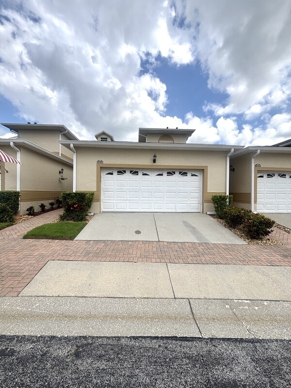 Foto principal - 13220 Fountainbleau Dr