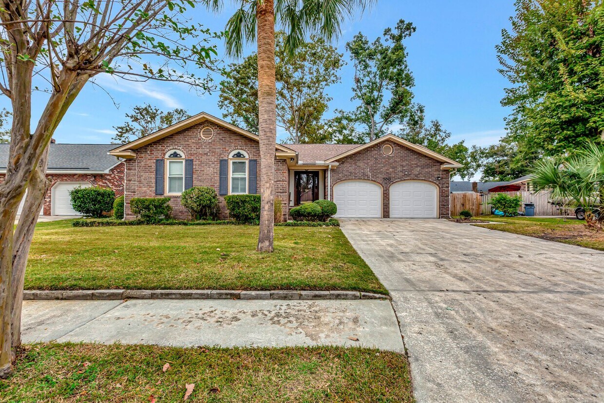 Foto principal - Charming 4-Bedroom, 2-Bath Brick Home with...