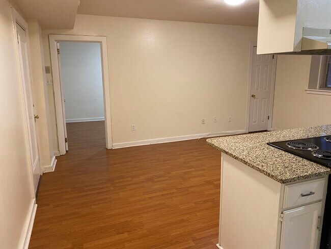 Sala de estar con vista de la habitación - 4512 Westminster Pl