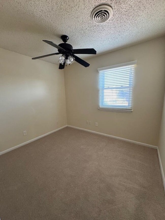 Building Photo - Adorable 3 Bedroom 2 Bath Home w/one car attached garage