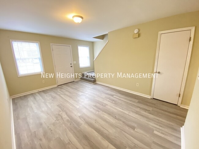 Building Photo - Updated Townhouse in North Charleston!