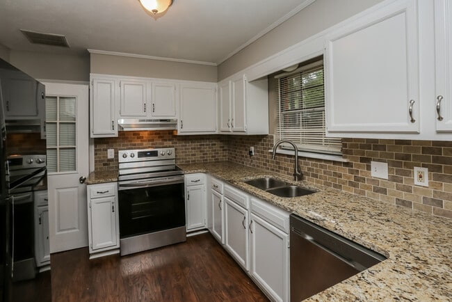 Building Photo - Beautiful Home in Brandon