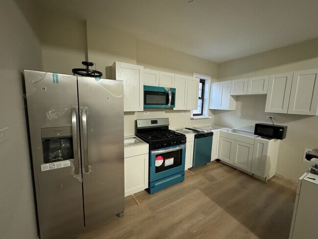 Building Photo - 1518 W Cullom Ave