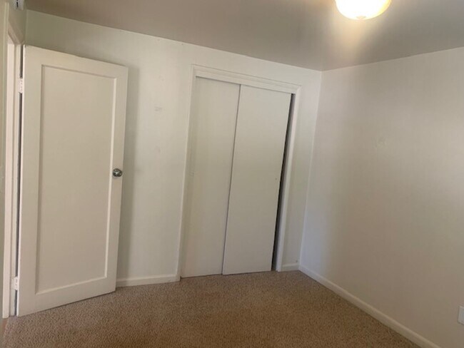 Building Photo - 2 Bedrooms, 1 Bath House