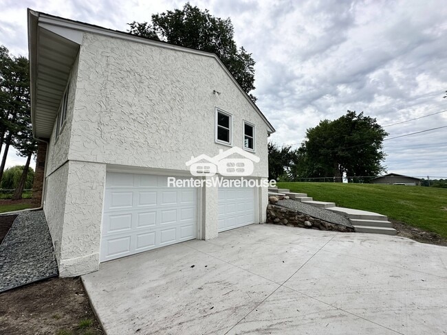 Building Photo - 3311 Interlachen Dr NE