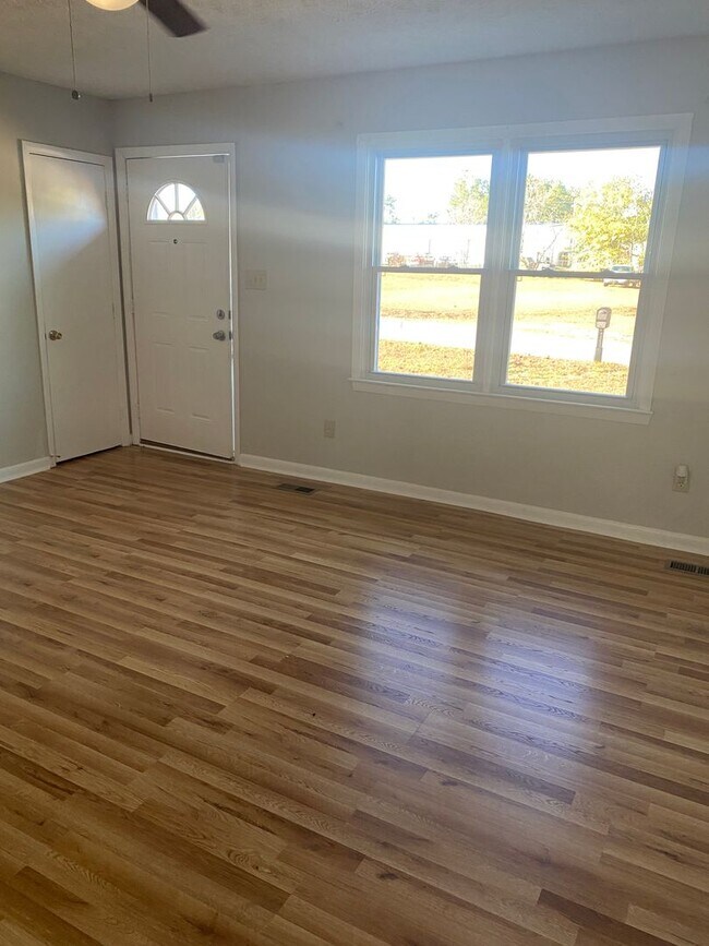 Building Photo - Newly Renovated 3 Bed/1.5 Bath