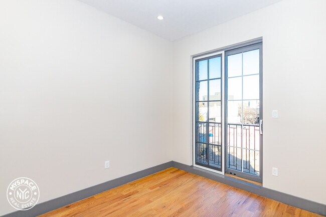 Foto del edificio - 413 Manhattan Ave