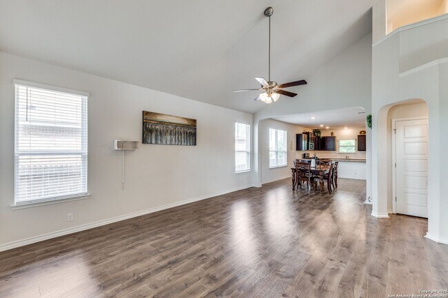 Foto del edificio - SPACIOUS ALAMO RANCH 4-BEDROOM
