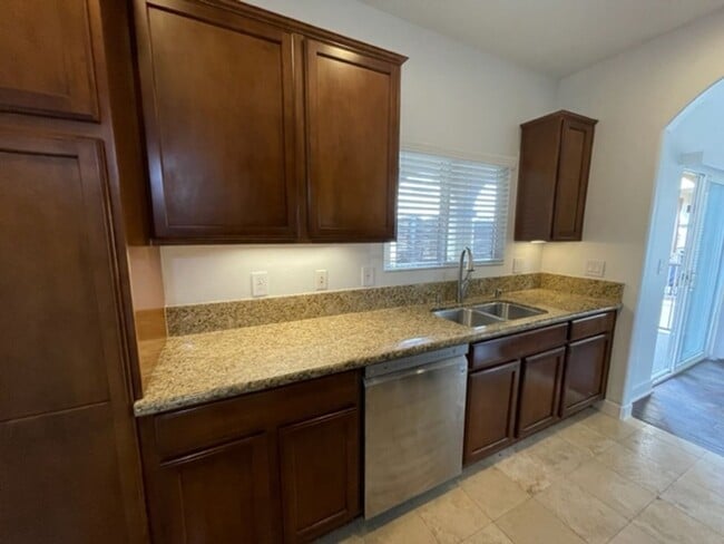 Building Photo - Rent Special - 2 weeks free rent!! 3 bedro...