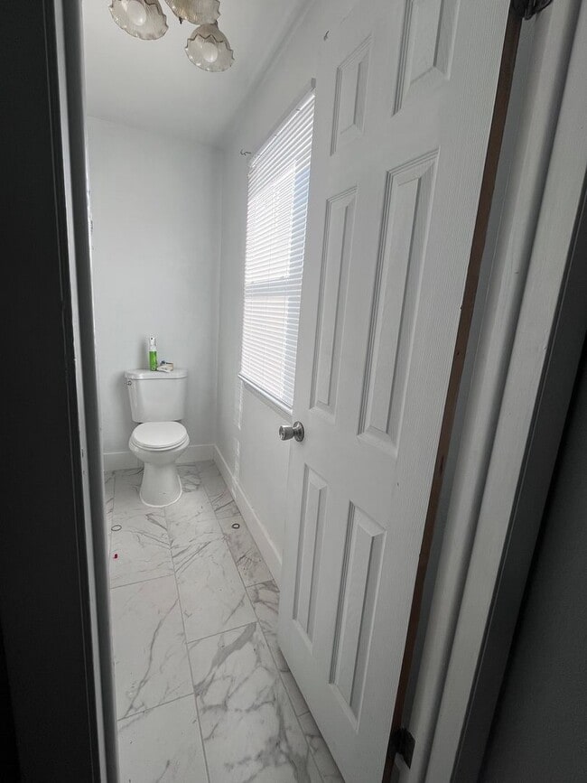 Building Photo - 122 N Plains Dr