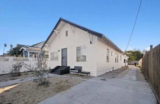 Photo - 730 E 48th St Apartment