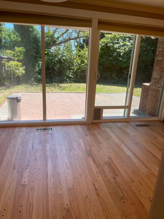 Building Photo - Nice and Spacious Home in Bellevue with Ya...