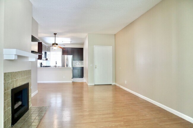 Foto del edificio - Charming condo in Fremont in a beautiful community – HUGE balcony!