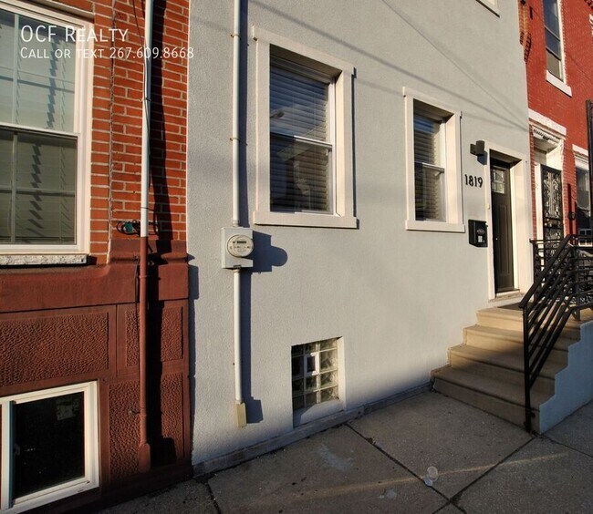 Building Photo - Three Bed Newbold Townhome