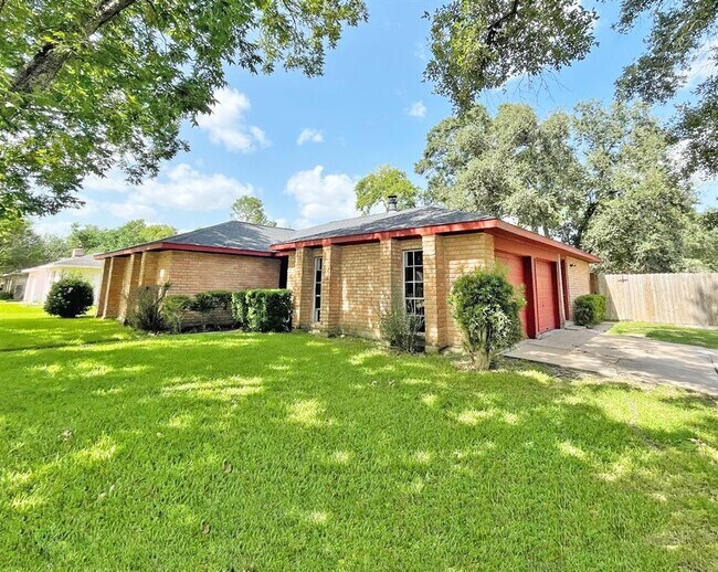 Building Photo - 305 Castlelake Dr