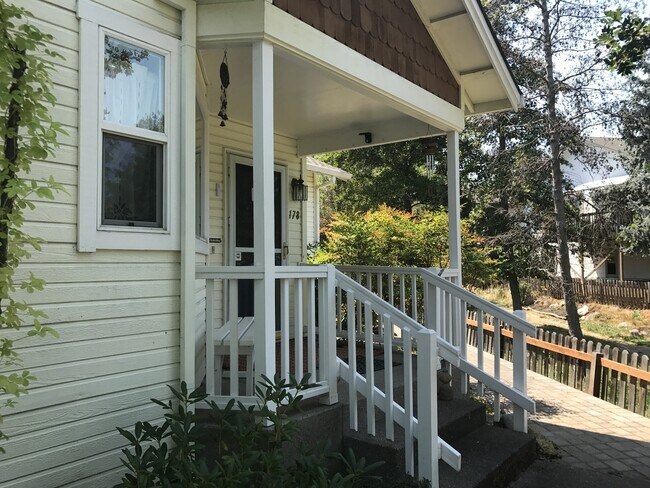 Building Photo - Bright and charming Ashland home next to s...