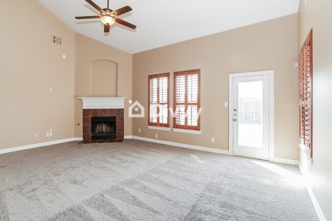 Foto del edificio - 304 Bluefinch Dr