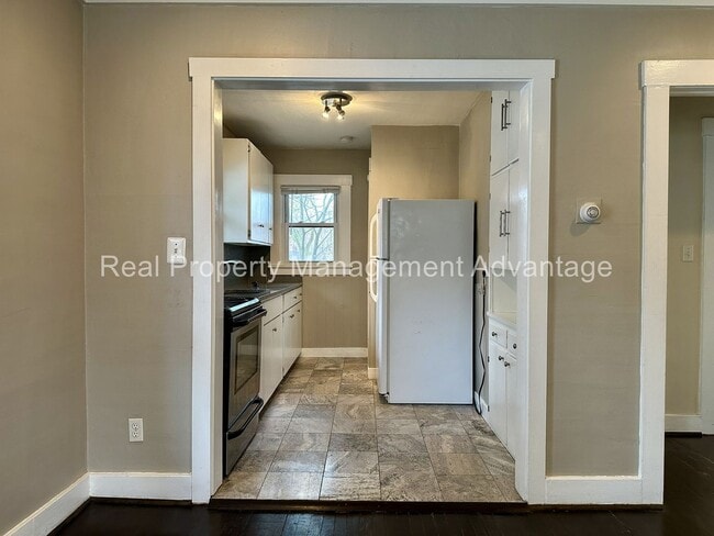 Building Photo - 2 Bedroom Open Floorplan Steps from Downto...