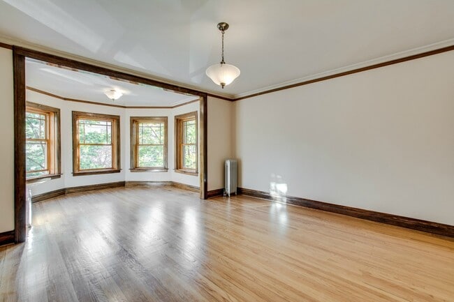 Building Photo - 1434 W Thorndale Ave