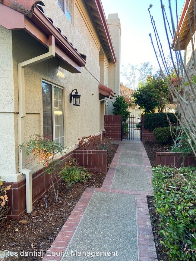 Building Photo - 3 br, 3 bath House - 106 Lost Lake Court