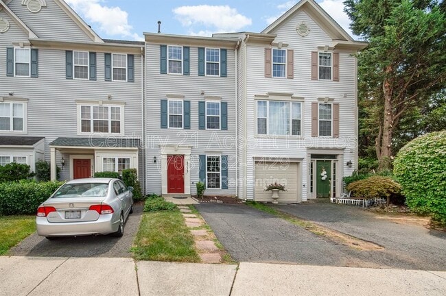 Photo - 45425 Clarkes Crossing Square Townhome