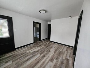 Building Photo - 949 Maple Ave