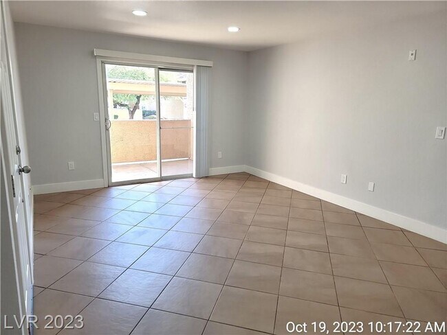 Foto del edificio - FANTASTIC 1ST FLOOR CONDO IN GATED SOUTHWE...