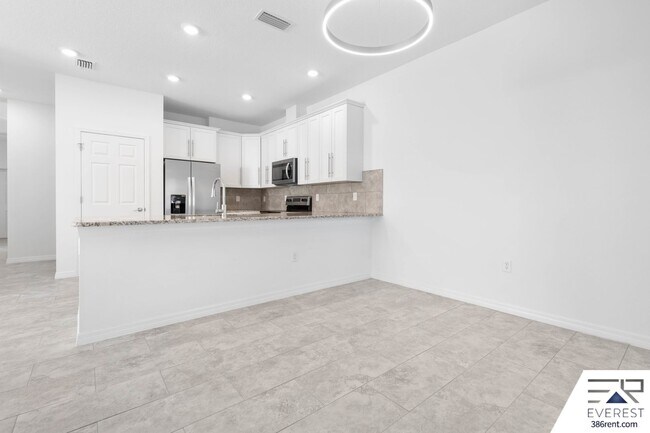 Foto del edificio - Modern 3-Bed, 2-Bath Townhome with Private Yard & 2-Car Garage