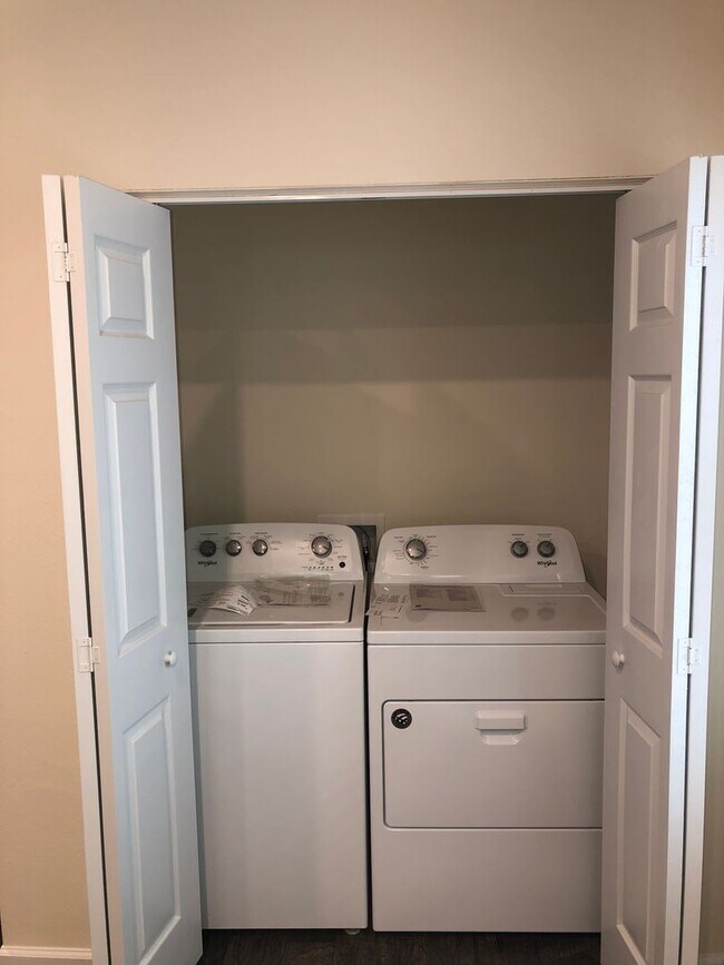 Building Photo - 3 bedroom 2.5 bath Townhome with 1 car garage