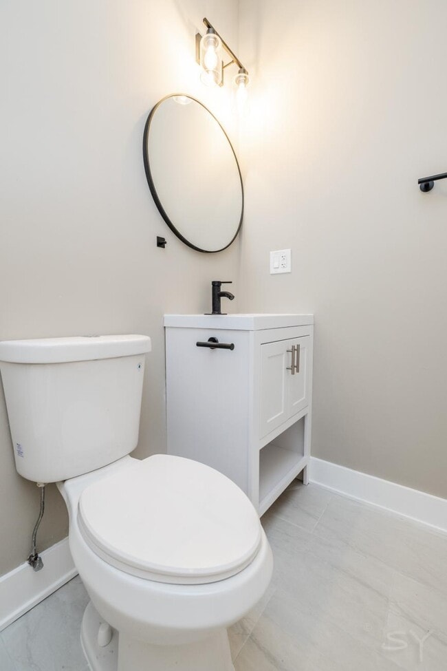 Building Photo - 3 bedroom in Chicago IL 60637