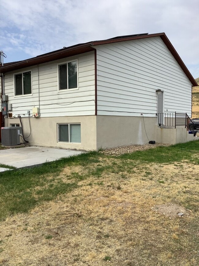 Photo - Spacious and bright 3-bedroom, 2-bathroom ... House