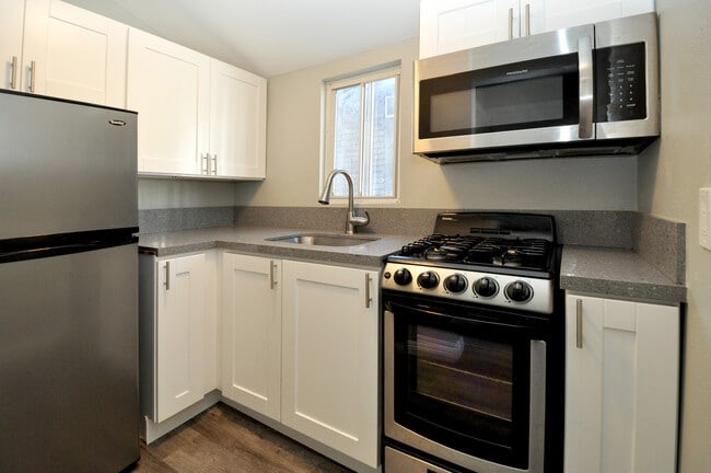 Kitchen w/Microwave & Range - 2141 Front St