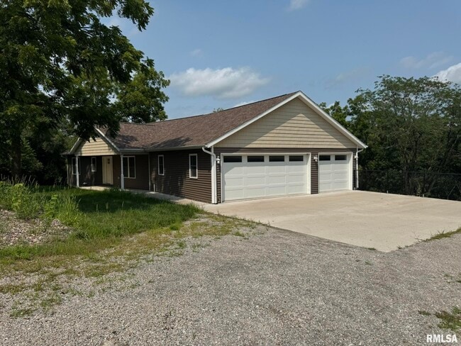 Building Photo - 18 Elmwood Dr