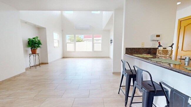Foto del edificio - 4 Bedroom 2.5 Bath, 2 Car garage, Solar pa...