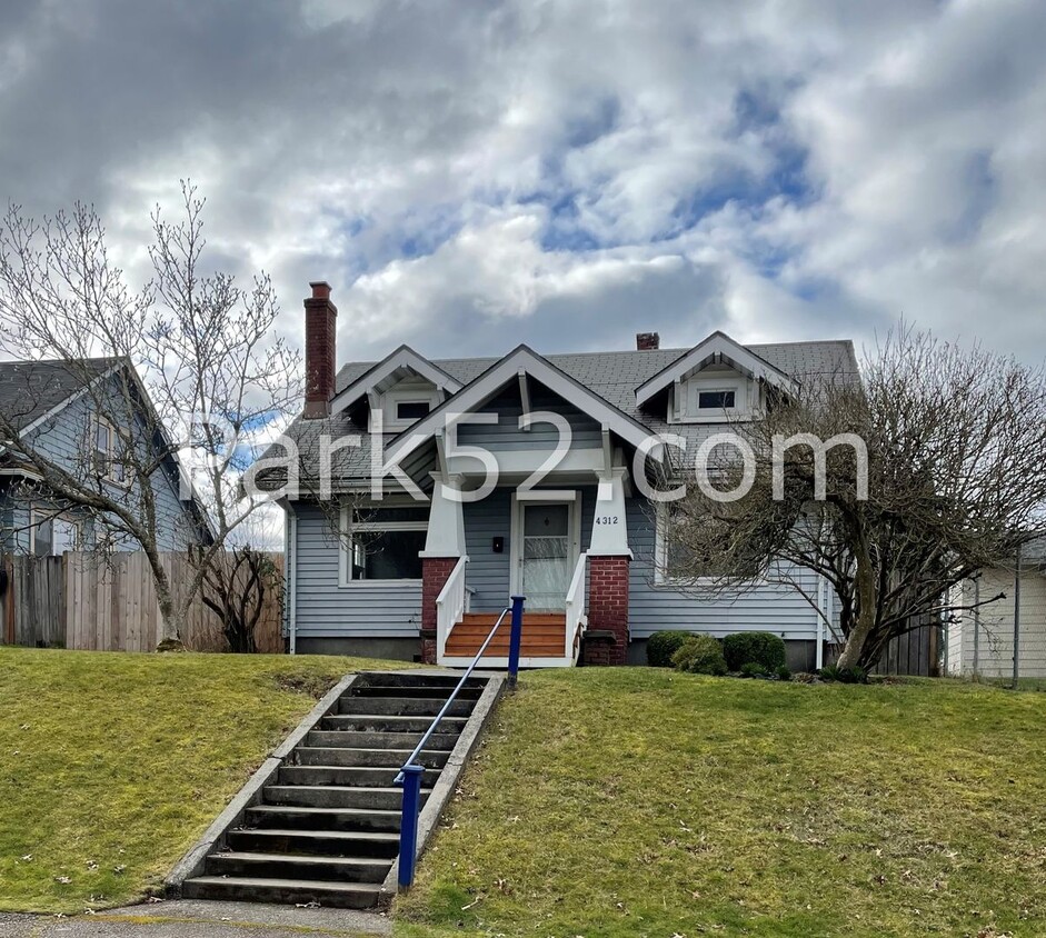 Foto principal - Charming 3 Bed 1 Bath Large Craftsman Styl...