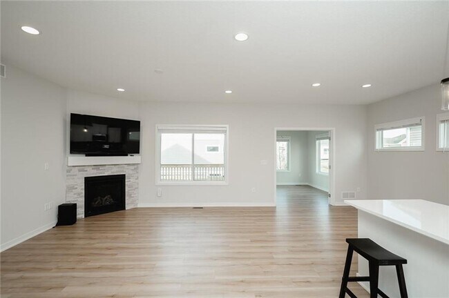 Building Photo - 3 Bedroom Townhome in West Des Moines