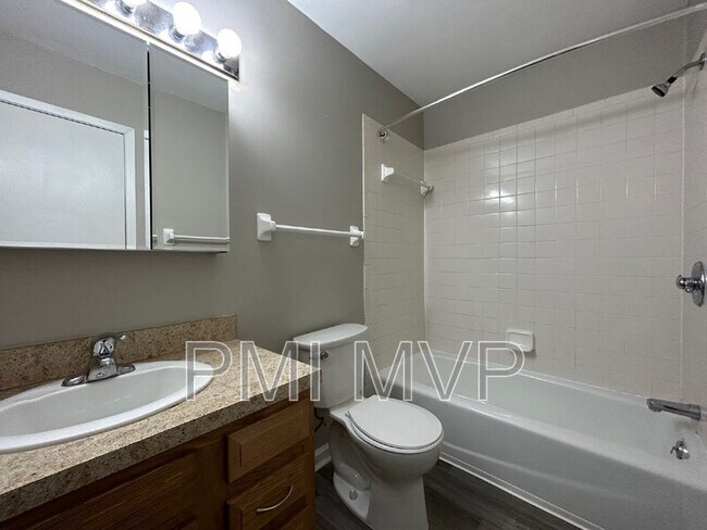 Foto del edificio - 912 S Spring Rd