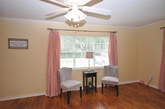 Building Photo - 2427 S Pearland Ave