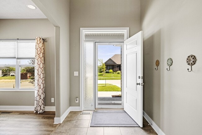 Building Photo - AVAILABLE NOW!