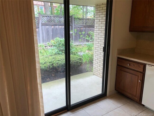 Foto del edificio - 6 Bouton St E